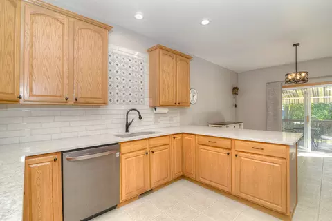 Kitchen - 515 Madison Ln, Elgin, IL 60123 photo 2 of 4