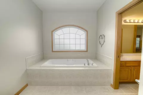 Bath - 515 Madison Ln, Elgin, IL 60123 photo 3 of 5