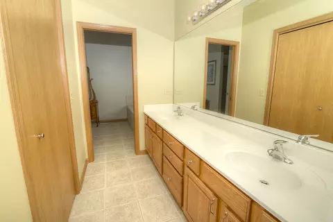 Bath - 515 Madison Ln, Elgin, IL 60123 photo 1 of 5