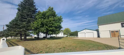 Exterior - 9020 E Flagg Rd, Rochelle, IL 61068 photo 3 of 8