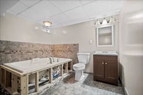 Bath - 205 Hammitt Dr, Normal, IL 61761 photo 3 of 3