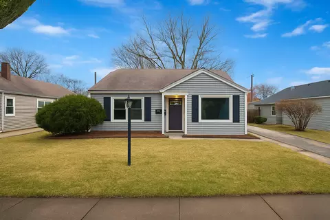 9212 S 49th Ct, Oak Lawn, IL 60453