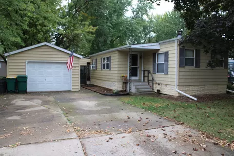 92 Oak Ave, Sandwich, IL 60548