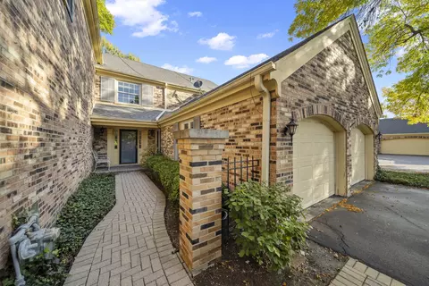 12 The Court Of Island Pt, Northbrook, IL 60062