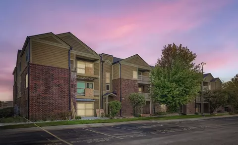 208 Glengarry Dr #304, Bloomingdale, IL 60108