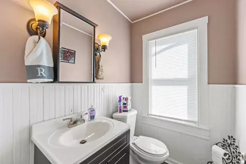 Bath - 901 E Babcock Ave, Addison, IL 60101 photo 1 of 2