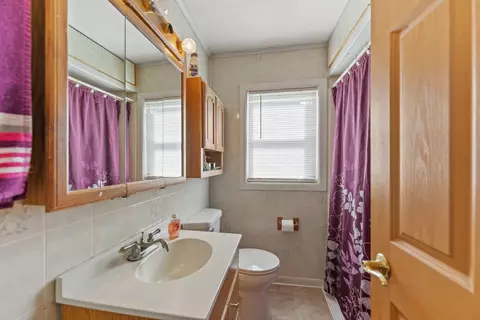 Bath - 901 E Babcock Ave, Addison, IL 60101 photo 2 of 2
