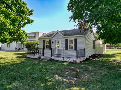 Exterior - 901 E Babcock Ave, Addison, IL 60101 photo 2 of 6