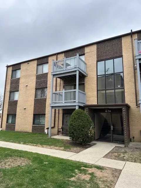 674 Pinecrest Dr #203, Prospect Heights, IL 60070