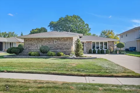 10443 Broadmoor Dr, Palos Hills, IL 60465