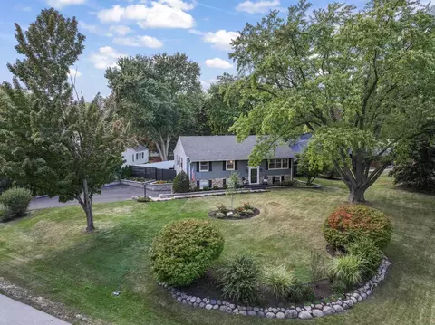 27 W375 Oakwood St, Winfield, IL 60190