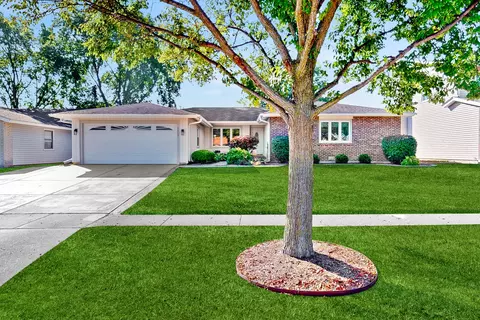 1517 White Trl, Elk Grove Village, IL 60007