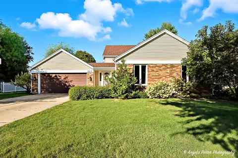 894 N Brentwood Dr, Crystal Lake, IL 60014