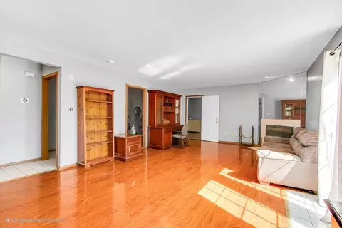 Living - 663 Primrose Ln, Matteson, IL 60443 photo 5 of 6