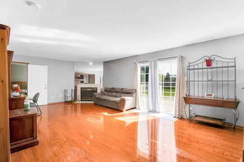 Living - 663 Primrose Ln, Matteson, IL 60443 photo 4 of 6