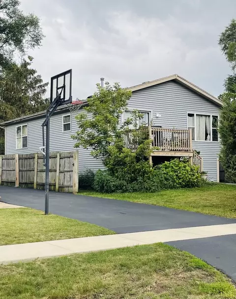 319 Beachview Dr, Round Lake Beach, IL 60073