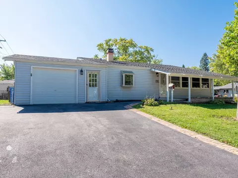901 Garfield Dr, Carpentersville, IL 60110