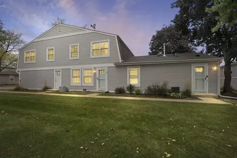215 Sunset Ct, Vernon Hills, IL 60061