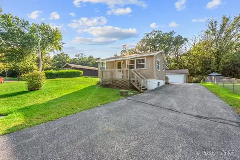 4717 W Wonder Lake Dr, Wonder Lake, IL 60097