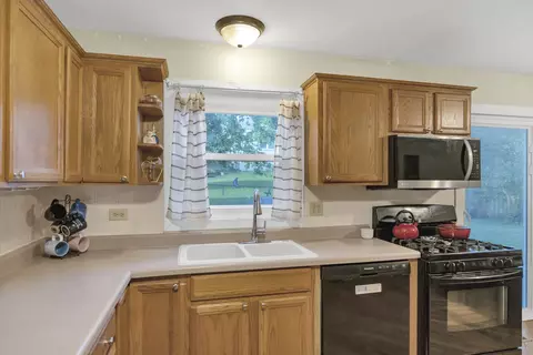 Kitchen - 123 Wallace St, Bartlett, IL 60103 photo 3 of 3