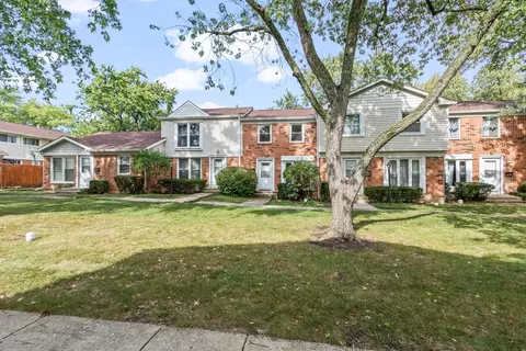 2073 Essex Ct, Streamwood, IL 60107