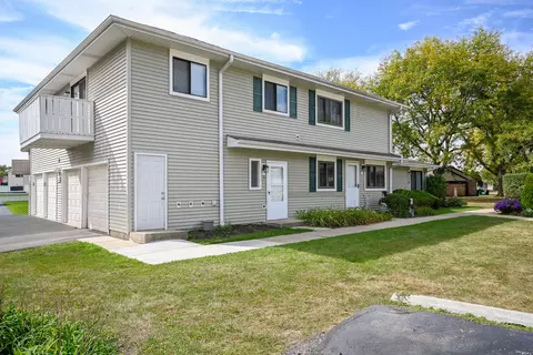 2 S723 Winchester Cir #4, Warrenville, IL 60555