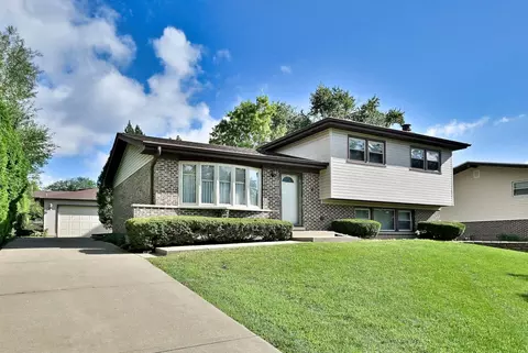 722 Merlin Dr, Schaumburg, IL 60193