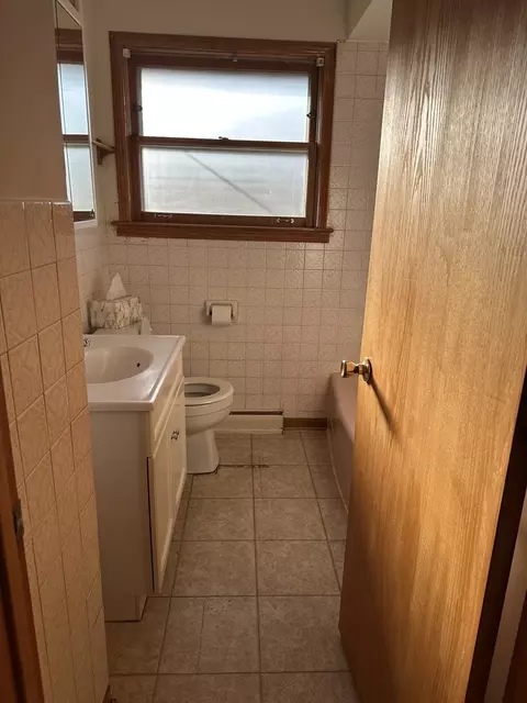 Bath - 404 Emmerson Ave, Itasca, IL 60143 photo 1 of 1