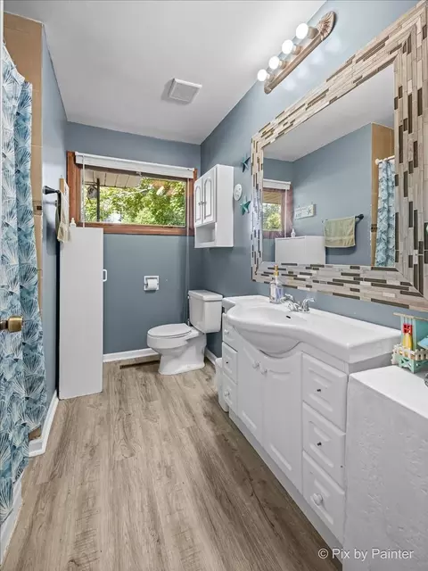 Bath - 1103 Lawrence Ave, Elgin, IL 60123 photo 1 of 1