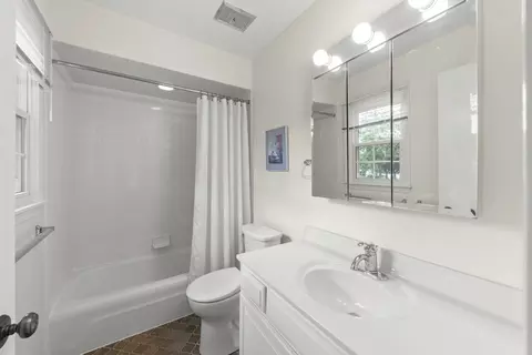 Bath - 1840 Glencoe St, Wheaton, IL 60187 photo 3 of 4