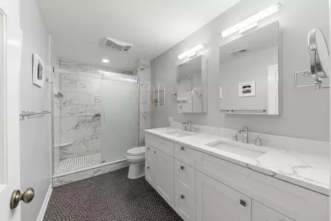 Bath - 1840 Glencoe St, Wheaton, IL 60187 photo 2 of 4