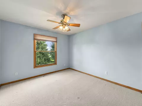 Bedroom - 129 Devonshire Dr, Dekalb, IL 60115 photo 3 of 4