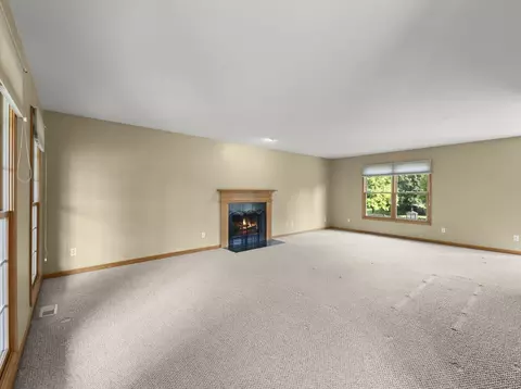 Living - 129 Devonshire Dr, Dekalb, IL 60115 photo 2 of 5