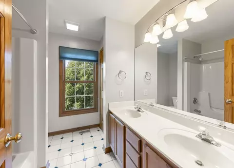Bath - 129 Devonshire Dr, Dekalb, IL 60115 photo 3 of 3