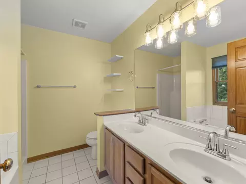 Bath - 129 Devonshire Dr, Dekalb, IL 60115 photo 2 of 3