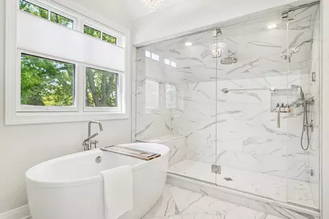 Bath - 302 E Hillside Ave, Barrington, IL 60010 photo 3 of 6