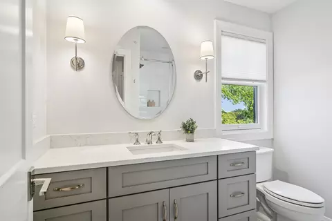 Bath - 302 E Hillside Ave, Barrington, IL 60010 photo 4 of 6