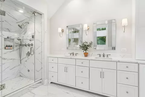 Bath - 302 E Hillside Ave, Barrington, IL 60010 photo 5 of 6