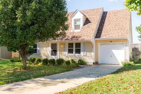 820 Shady Ln, Aurora, IL 60506