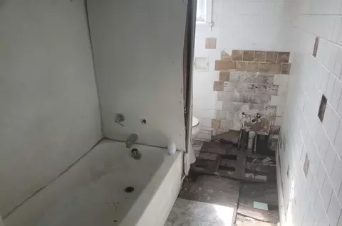 Bath - 6832 S Sangamon Ave, Chicago, IL 60621 photo 1 of 1