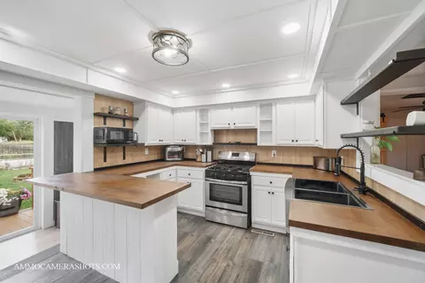Kitchen - 706 W Pheasant Trl, Mchenry, IL 60051 photo 2 of 4