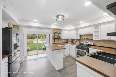 Kitchen - 706 W Pheasant Trl, Mchenry, IL 60051 photo 1 of 4