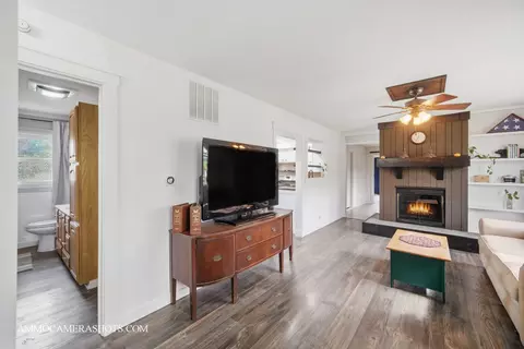 Living - 706 W Pheasant Trl, Mchenry, IL 60051 photo 1 of 4