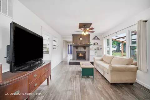 Living - 706 W Pheasant Trl, Mchenry, IL 60051 photo 2 of 4
