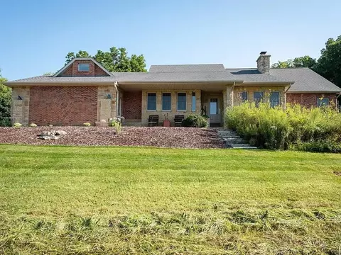 7822 Burr Oak Rd, Roscoe, IL 61073