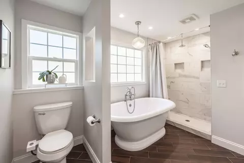 Bath - 1223 Ridgeway Dr, Elgin, IL 60123 photo 2 of 5