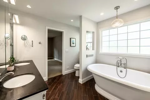 Bath - 1223 Ridgeway Dr, Elgin, IL 60123 photo 3 of 5