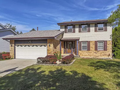 620 S Point Dr, Schaumburg, IL 60193