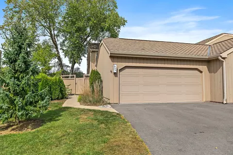 830 Oak Hill Rd, Lake Barrington, IL 60010