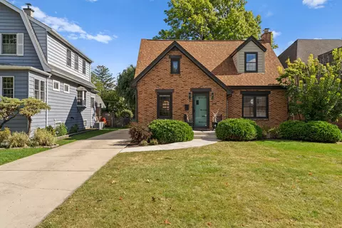 293 N Willow Rd, Elmhurst, IL 60126